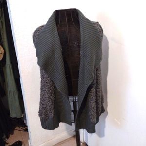 Kensie gray and white sleeveless cardigan